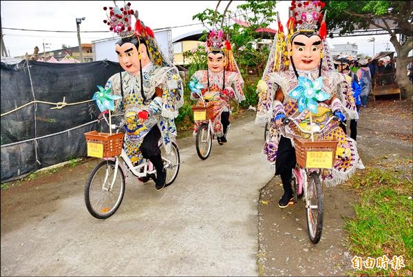 「騎遇東北角、騎福做公益」單車活動，由三太子領車出發。（記者游明金攝）