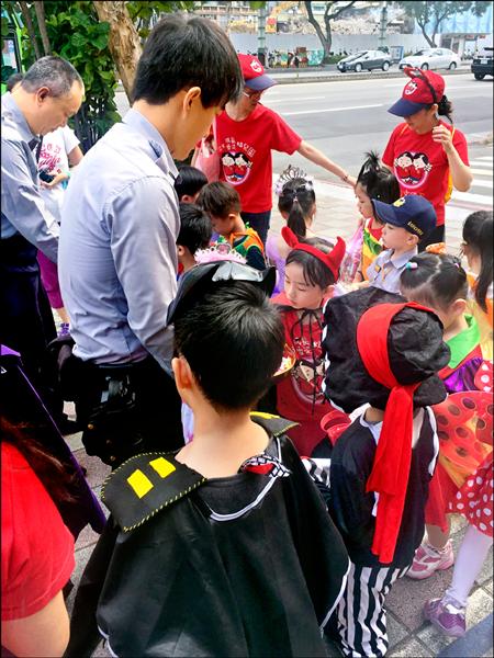 繼啟聰學校的學生後，附近幼兒園的小朋友也到重慶派出所要糖吃。（記者陳恩惠翻攝）