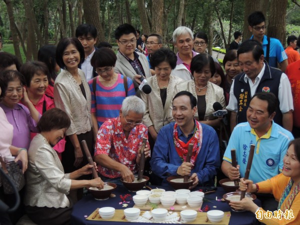 國民黨總統參選人朱立倫（前右2）到客家大院參觀，體驗客家擂茶。（記者張勳騰攝）