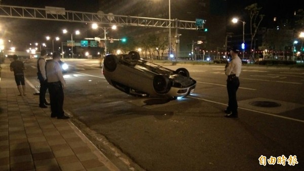 22歲蔡姓男子今晨涉嫌酒後駕車，在左轉時失控撞上安全島後翻車，當場四腳朝天。（記者陳恩惠攝）