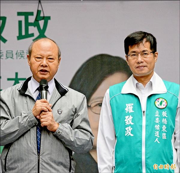 民進黨板橋東區立委參選人羅致政（右），昨在板橋溪崑成立聯合競選總部，前國民黨立委、板橋市長吳清池（左）高呼「選人不選黨」站台力挺。（記者陳韋宗攝）