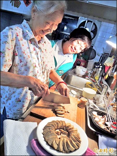 王奶奶料理眷村拿手美食，前副市長劉世芳在一旁看得十分專注。（記者蔡清華攝）