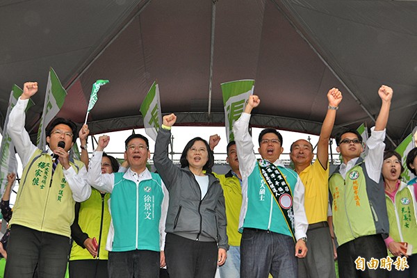 蔡英文（中）在平鎮區為民進黨立委參選人張肇良（前右二）站台，中壢區的立委參選人徐景文（左二）到場尋求選民支持。（記者李容萍攝）