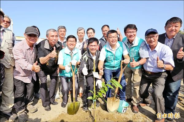 市府力行「八年一百萬棵」植樹計畫，市長林佳龍昨率市府員工與眷屬等在梧棲中正國小旁槽化島種樹綠化環境。（記者歐素美攝）