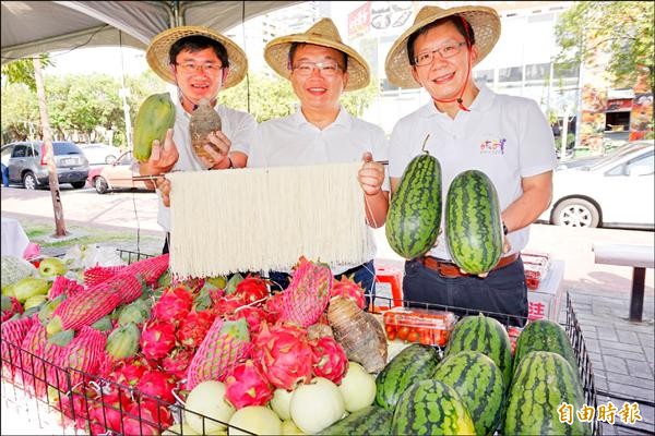 立委黃國書（左）、蔡其昌（中）和議員張廖萬堅（右）一起推廣海線農產品。（記者蔡淑媛攝）