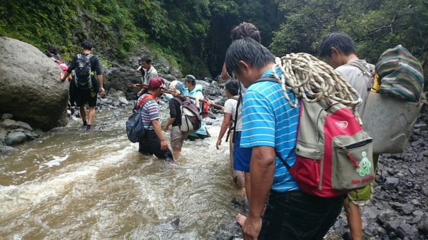 泰源國中20名師生涉溪下山，全員平安。（記者陳賢義翻攝）