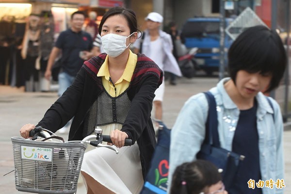 環保署預報，明起雲嘉南地區一連三天的PM2.5偏高，建議民眾若發生眼腈痛、咳嗽或喉嚨痛等，應該考慮減少戶外活動。（資料照，記者劉信德攝）