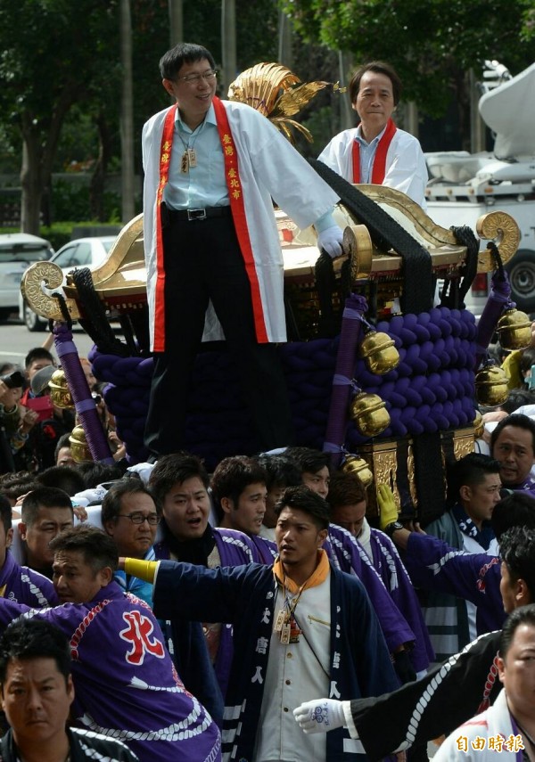 日本松山市大神轎首次在台北市政府前廣場表演，柯文哲市長也登上神轎，為台灣民眾祈福。（記者林正堃攝）
