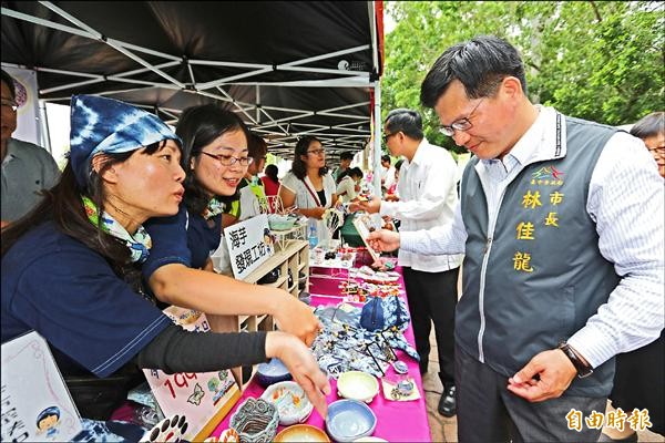 市長林佳龍（右）參觀家扶舉行培力家長成果發表。（記者蘇金鳳攝）