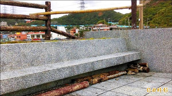 基隆外木山海興游泳池旁觀景台，昨天發生水泥護欄鏽蝕脫落掉到下方鐵皮屋，游泳協會會員搬來漂流木，做臨時護欄，避免民眾摔下。（記者俞肇福攝）