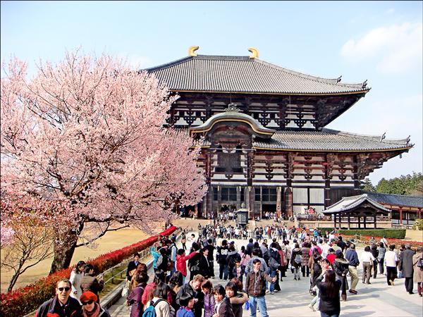 日本奈良東大寺吸引大批台灣旅客造訪。（資料照，雄獅旅行社提供）