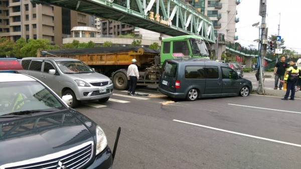 現場疑似廂型車（鐵灰色）闖紅燈，砂石車閃避不及攔腰撞上。（記者曾健銘翻攝）