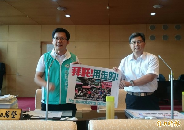 外國人建議不要騎車進市場，張廖萬堅（左）、范淞育（右）則認為國人「習以為常」。（記者黃鐘山攝）