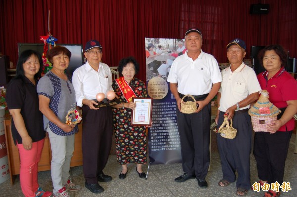 下營賀建社區理事長周金葉，獲得第一屆金點英雄獎，區長姜家彬（左三）、里長柯玉堂（右三）和志工稱讚實至名歸。（記者楊金城攝）