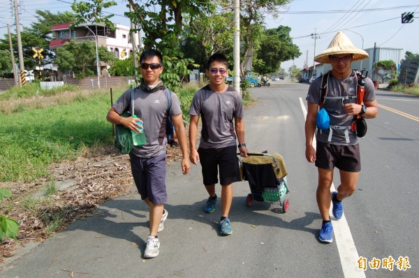 劉承銘（右起）、邱奎霖和林柏佑3個甫自軍中志願役退伍的高中同學，用徒步環島慶祝光榮退伍。（記者楊金城攝）