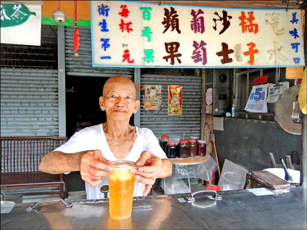 嘉市「汽水伯」陳清郎前晚因癌症病逝。（資料照）