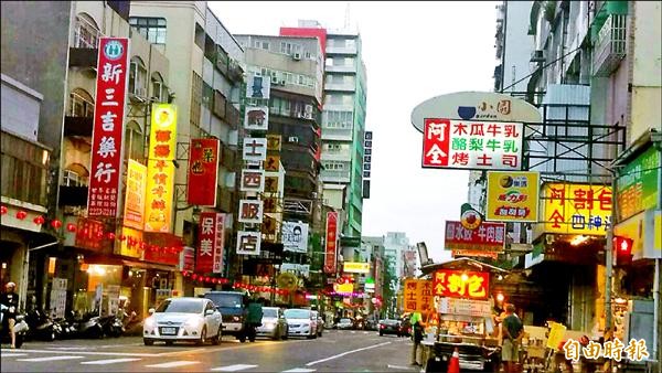 入夜後的中華夜市，已無昔日車水馬龍盛況，顯得頗為蕭條。（記者張瑞楨攝）