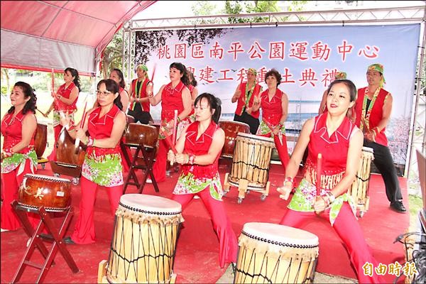 南平公園運動中心動工典禮，安排震撼大鼓演出。（記者謝武雄攝）