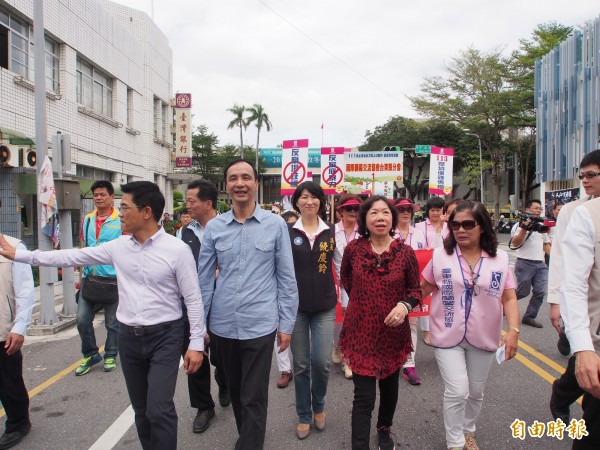 國民黨總統參選人朱立倫（前排右二）參加國際蘭馨交流會台東分會舉辦的反家暴遊行。（記者王秀亭攝）