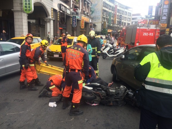 陳婦騎機車發生車禍，警消趕抵現場救援。（記者黃捷翻攝）