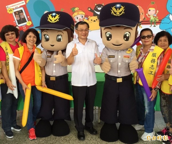 高市吉祥物PK戰，警局吉祥物「平平安安」輸人嘸輸陣！（記者黃良傑攝）