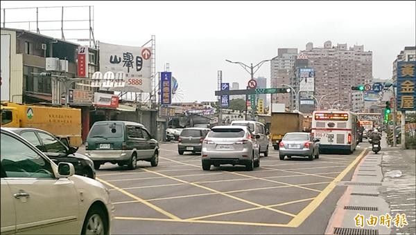 議員憂心好市多開幕車陣恐將從大度路回堵到淡水民權路。（記者李雅雯攝）