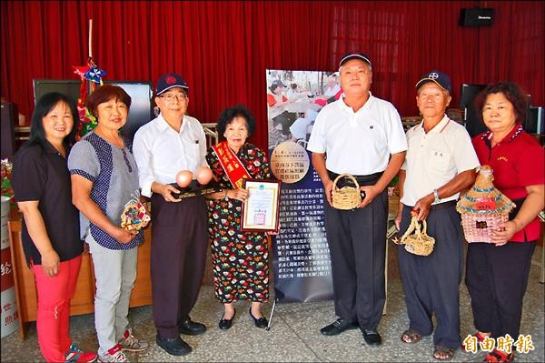 下營賀建社區理事長周金葉（中）推動社區照顧關懷據點不遺餘力，獲得第一屆金點英雄獎。區長姜家彬（左三）、里長柯玉堂（右三）等人前往祝賀。（記者楊金城攝）