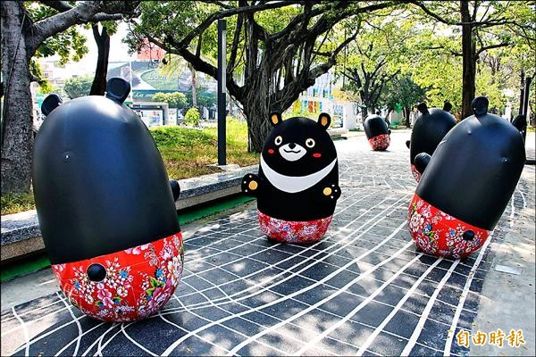 高市吉祥物ＰＫ戰，高雄熊選在中央公園賣萌，人氣高。（記者王榮祥攝）