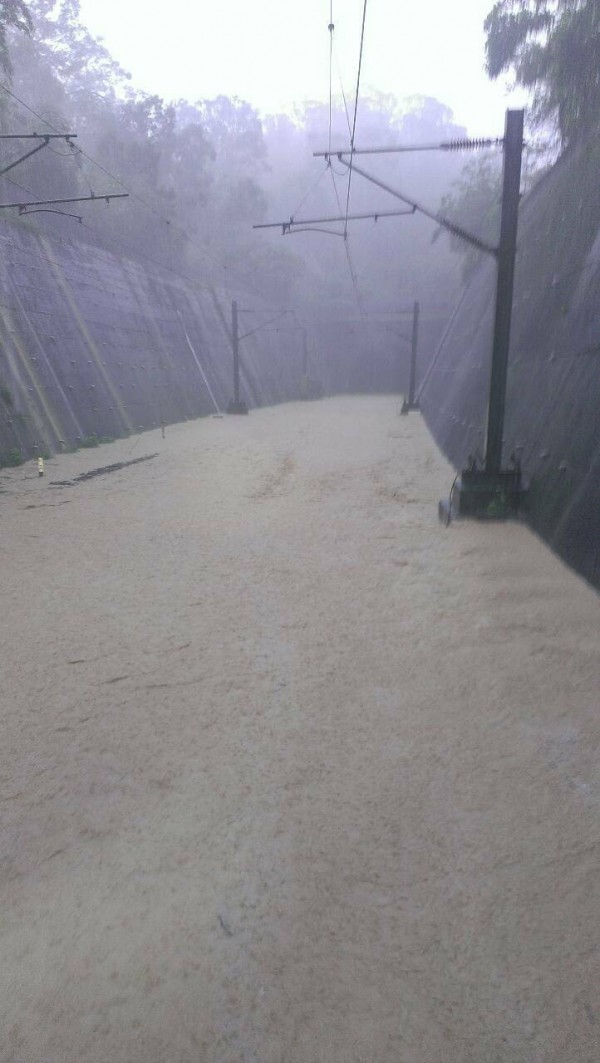 宜蘭龜山頭城大雨，台鐵擋土牆崩水也淹過軌面。（台鐵提供）