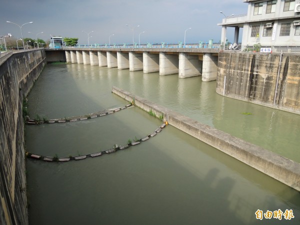 高屏溪（如圖）提供高雄市8成民生用水，將抽取伏流水備源。（記者黃旭磊攝）