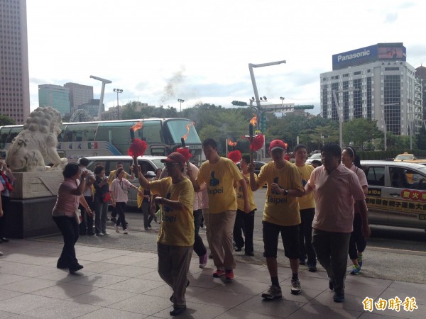 「第10屆全國心智障礙者親子運動大會」11月14在台東登場，2日舉行全台聖火傳遞活動，今下午聖火來到北市府大樓。（記者何世昌攝）