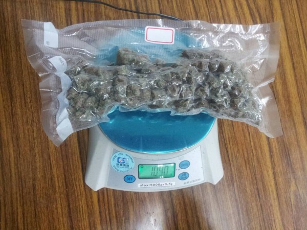 李姓男子向友入買入百餘公克的大麻花，想輕鬆一下卻被查獲。（記者陳恩惠翻攝）