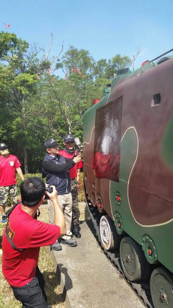 海軍陸戰隊永遠忠誠社團的退伍軍人，近日發起「還我虎斑」行動，召號弟兄為湖口戰車重新上色，以重現雄威。（姜明宏提供）