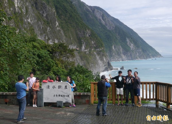 蘇花公路今早終於放晴，知名「清水斷崖」瞬間湧入遊客觀景，搶拍雨後最乾淨的山海美景。（記者王峻祺攝）