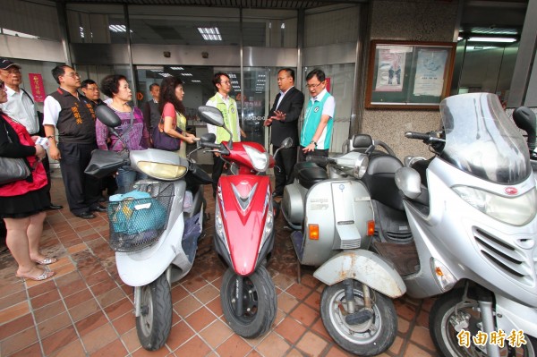 騎樓全面禁停機車惹民怨，交通局長王義川與立委黃國書、議員江肇國會勘台灣大道騎樓停車問題。（記者蔡淑媛攝）  