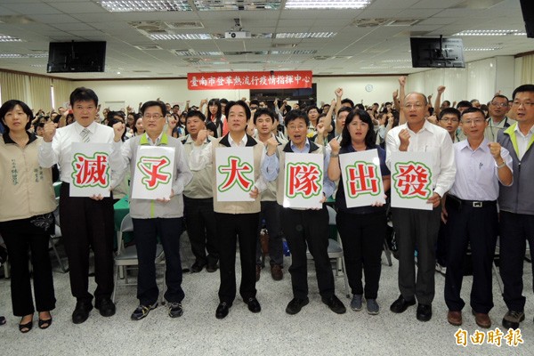 台南市府組成滅孓大隊，要把登革熱病媒蚊趕盡殺絕。（記者王俊忠攝）