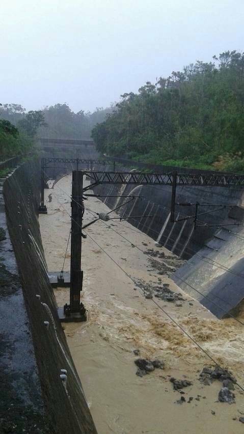 台鐵宜蘭龜山到頭城間51公里附近，金上午因下雨發生邊坡擋土牆塌陷，及路線淹水超過軌面，目前東、西線暫時不通。（台鐵提供）