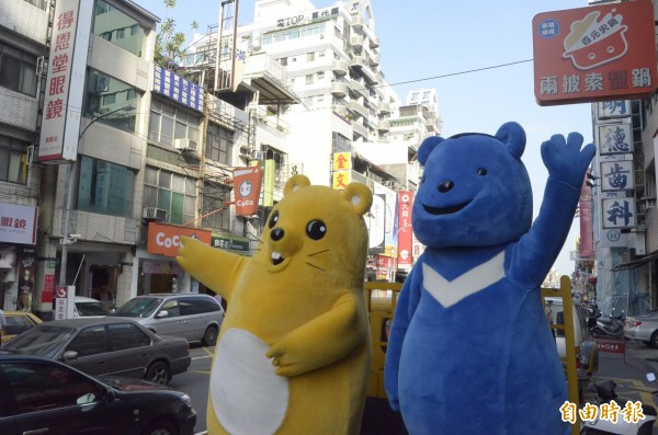 高捷吉祥物哈比與永福離開地下據點，上地球表面拜票（記者王榮祥攝）