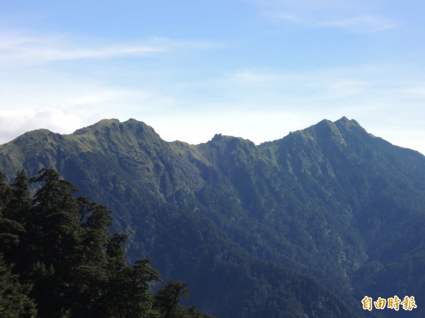 南投、花蓮交界的能高主山，今天中午發生3名登山民眾摔落山谷意外，由直升機吊掛救起送醫救治。（記者佟振國攝）