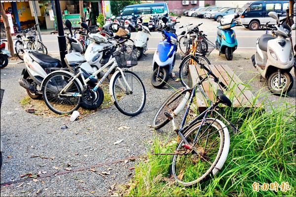 斗六後火車站機車、腳踏車亂停，已影響旅客搭車便利。 （記者詹士弘攝）