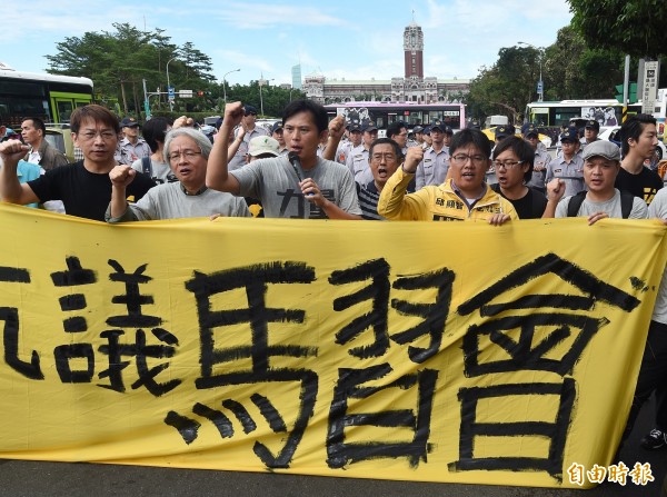 時代力量帶著群眾抗議馬習會。（資料照，記者廖振輝攝）