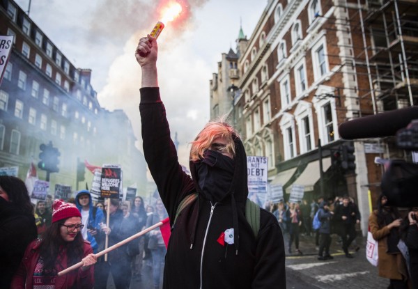 英國一群學生為了抗議高學費，數千人4日在倫敦市中心聚集示威，部分抗議人士與警方爆發嚴重衝突。（法新社）