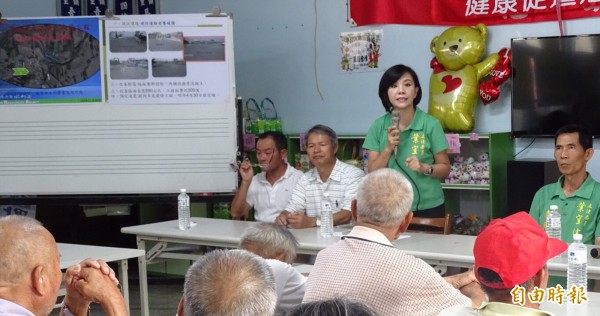 八掌溪畔防汛道路遭疏濬重車壓損，影響行車安全，引發鹽水區汫水里民眾不滿，立委葉宜津爭取重新鋪設。（記者王涵平攝）