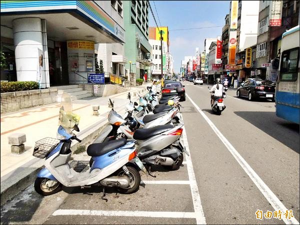 苗栗市區重要道路已採停車收費，但不少民眾抱怨機車位不足，亂停又擔心吃開單。（記者張勳騰攝）