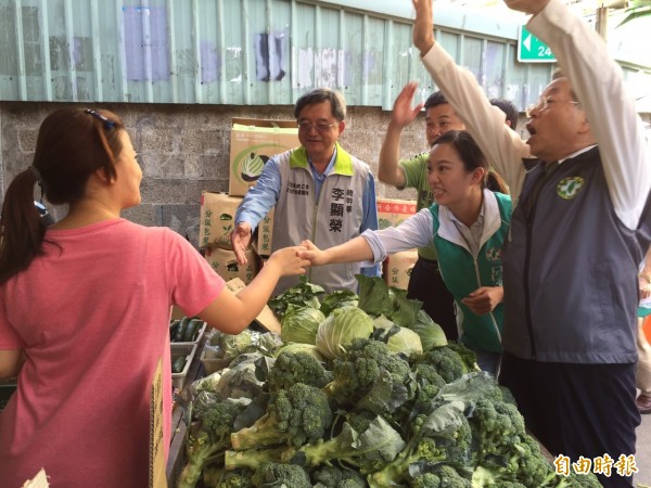 前行政院長謝長廷上午陪同民進黨第一選區立法委員參選人呂孫綾拜票。（記者郭顏慧攝）