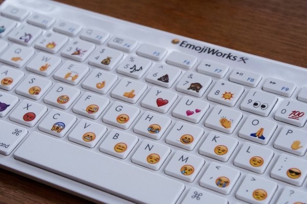 美國科技公司「EmojiWorks」日前推出具有Emoji表情符號的鍵盤。（圖擷自《EmojiWorks》）