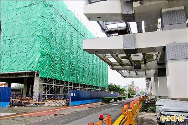 興建中的中捷綠線G14站，議員何文海質疑，至少有5、6年會淪為蚊子站館。（記者黃鐘山攝）