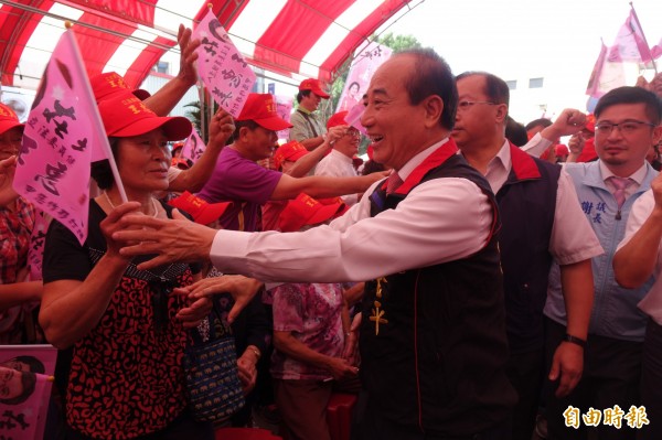 　立法院長王金平輔選列車啟動，第一站到鹿港幫立委王惠美輔選。（記者劉曉欣攝）