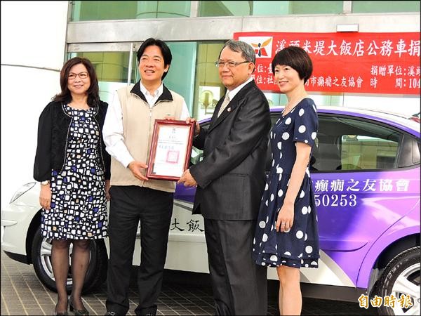 賴清德（左二）致贈感謝狀，感謝溪頭米堤大飯店董事長李麗裕（右二）的善舉。（記者蔡文居攝）