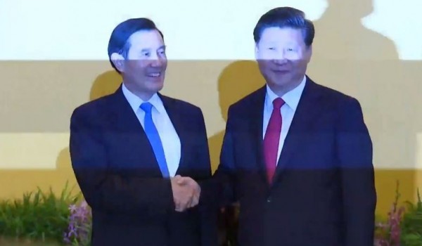 歷史性的「馬習會」，馬英九總統今天與中國國家主席習近平在新加坡香格里拉飯店會面，會前兩人互相握手。（圖片取自東森新聞的YouTube）